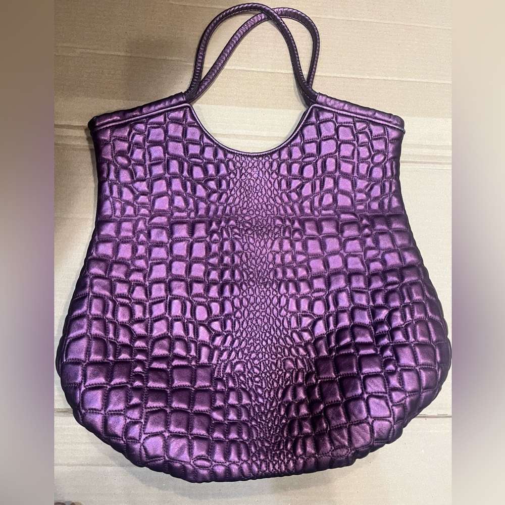 excellent condition minor wears nothing noticeable.It includes the wallet